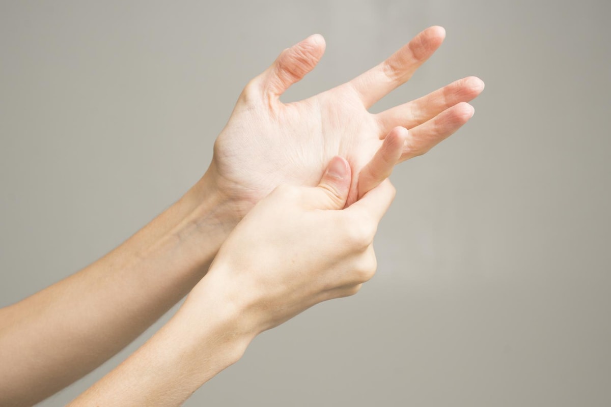 10 Hand Pressure Points That Will Help You Feel Better