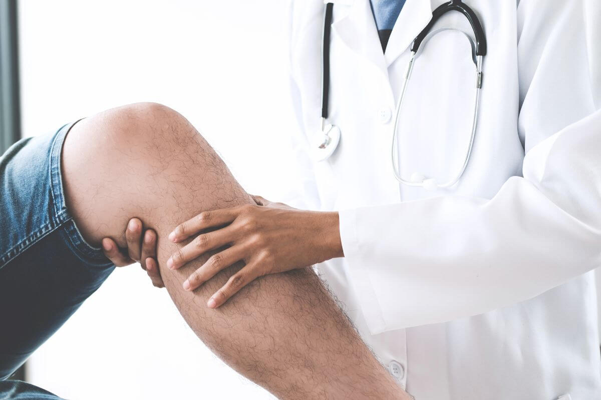 Doctor consulting a man for meniscus surgery