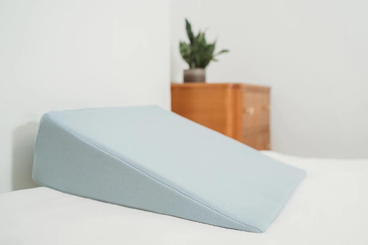 How to Use a Bed Wedge Pillow & Benefits