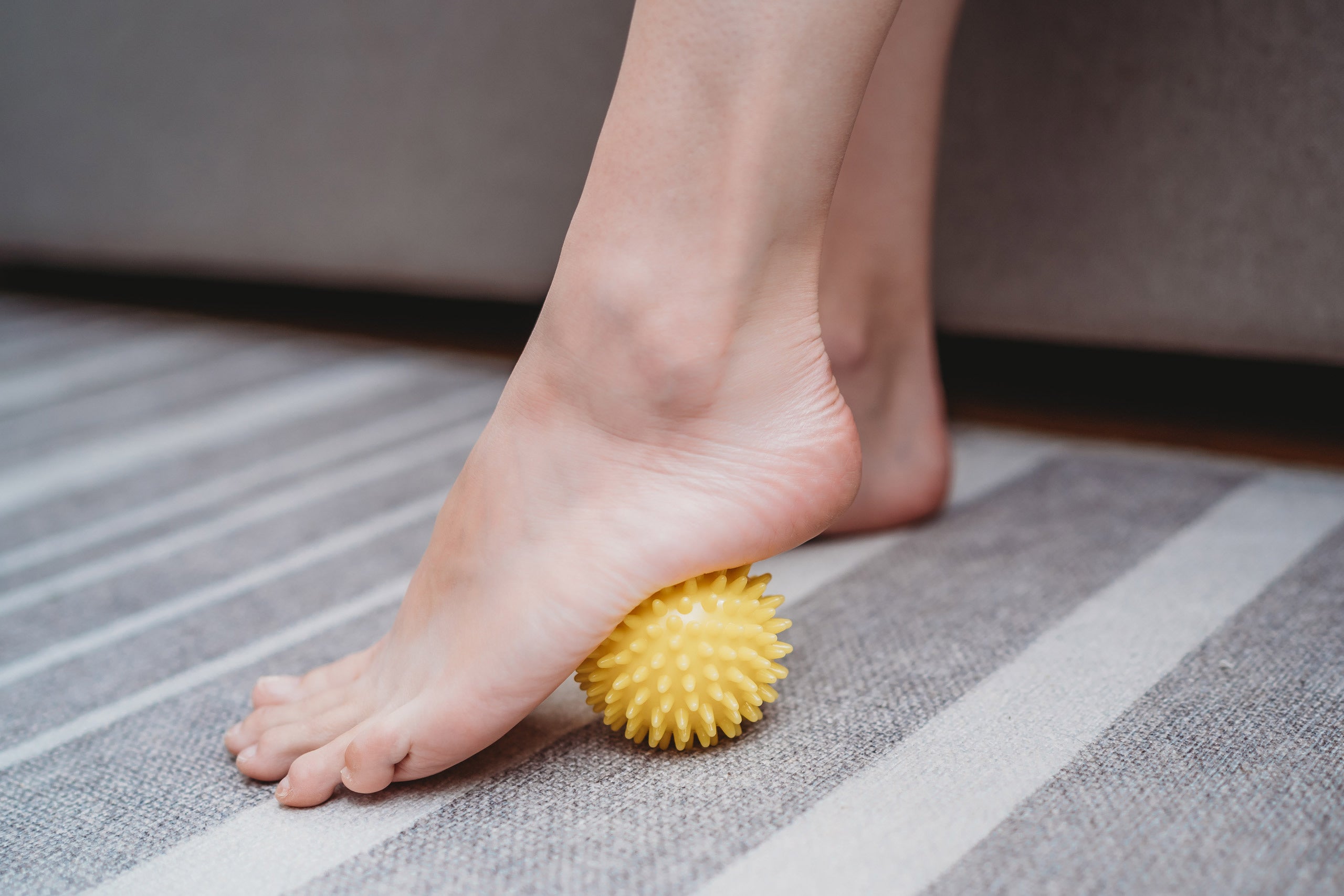 Kanjo Acupressure Foot Pain Relief Mat  Pressure Point Foot Massager for  Plantar Fasciitis, Heel Pain